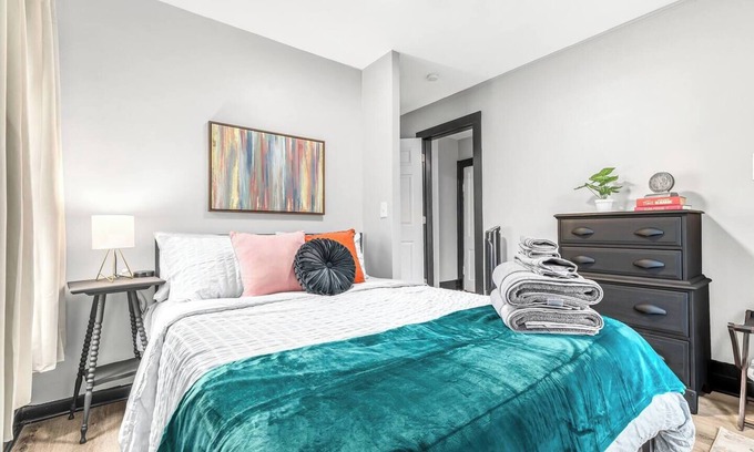 Highland Park Apartamento | New! Contemporary 1BR Haven, Private & Pristine