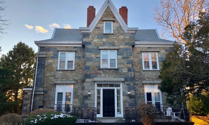 Fifth Ward Casa | New! Cornerstone by Bellvue Ave, The Breakers and World Famous Cliff Walk - 1BR