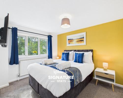 Bishop's Cleeve Casa | NEW Cornfields Property by Signature Stays
