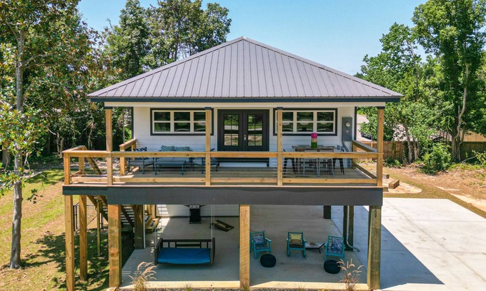 Waveland Cabaña | New cottage blocks from the beach; pets OK! Firepit! Grill! EV Charger! 65” TV