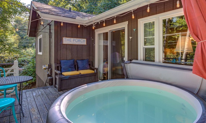 Boone Cabina | New! Cottage On The Rocks, Pet Friendly, Hot Tub, Central Location