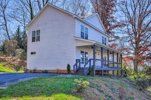 Waynesville Casa | New Country House with Stylish Modern Amenities