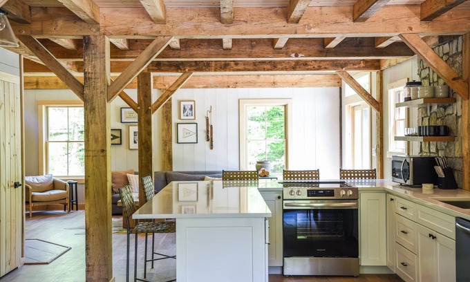 Central Vermont- Killington Cabina | NEW Cozy 4-bedroom cabin with AC, WiFi, Hot Tub and Fire Place!
