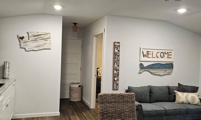 Sequim Casa | New Cozy Beach Bungalow, only a 1/2 mile walk to beautiful quiet Beach