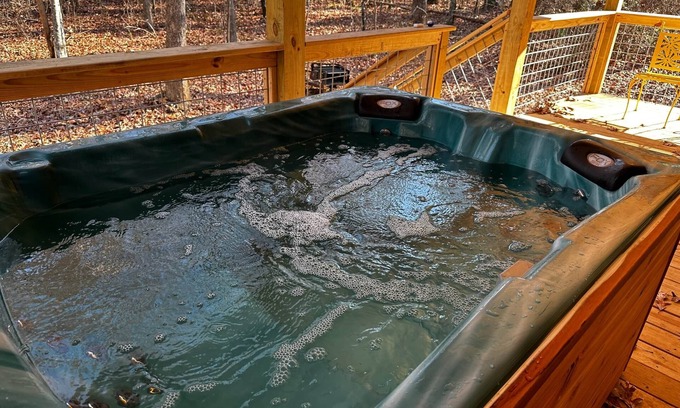 Fort Payne Cabina | New, cozy cabin in the woods with hot tub! Centrally located!