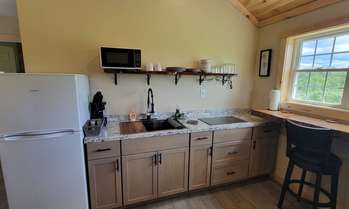 Oakland Cabina | NEW Cozy Cabin located in Oakland tucked away in a peaceful wooded scene.