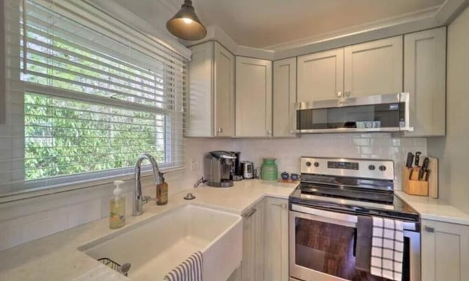 Newland Cabina | NEW! Cozy cabin minutes from Grandfather Mtn, Banner Elk, golf and pool too!