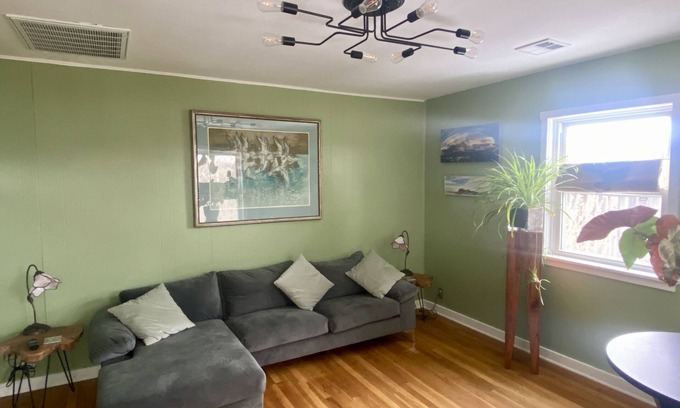 Livingston Cabaña | NEW! Cozy Cottage 2 Blocks from Yellowstone River