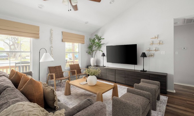 Spicewood Casa | NEW Cozy Cottage Near Lake Travis w/Pool and Pickleball