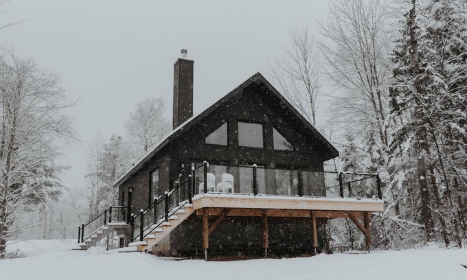 Mansonville Cabaña | New Cozy Forest Chalet w/ Sauna