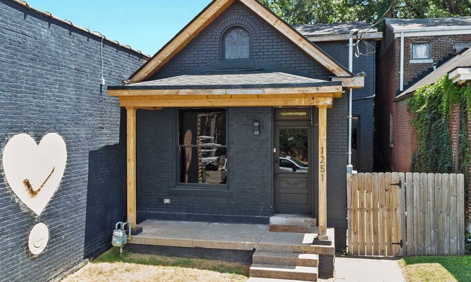 Shelby Park Casa | New!Paint it Black!Home in Shelby Park Near Cafes