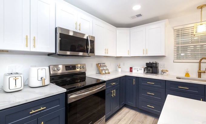 Toddville Road Casa | New Cozy Modern:3Bedroom house near Airport, Uptown & Whitewater Center.