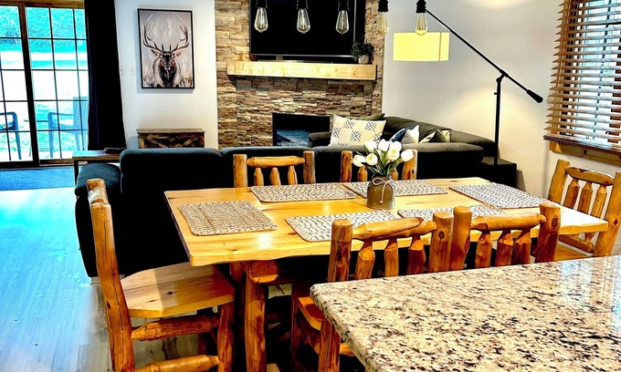 Utica Casa | NEW !!! COZY , RUSTIC 2-bedroom townhome Near STARVED ROCK !!!