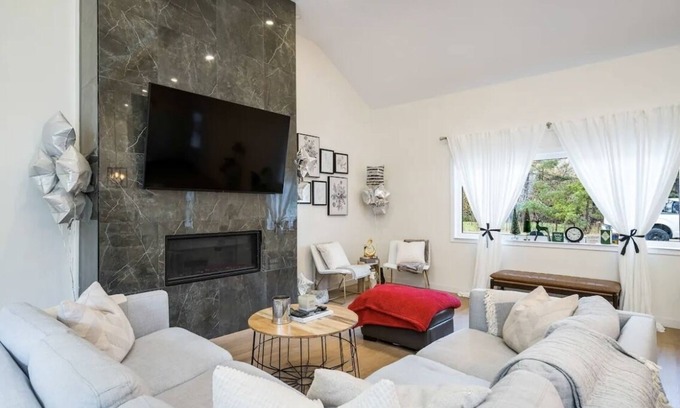 Craigleith Casa | *New* Cozy Ski in/out chalet with hottub in the heart of the blue mountains.