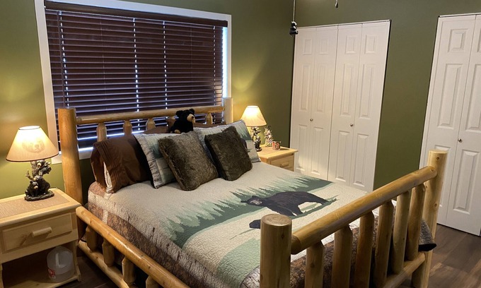 Mancelona Cabaña | New Cozy Up North Cottage Getaway - in beautiful Lakes of the North