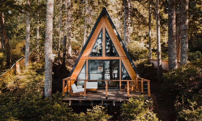 Olympia Cabina | New! Cozy Waterfront A-Frame, Private Beach, Pet Friendly.