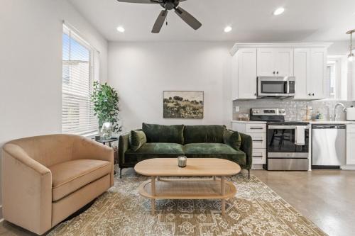 Lafayette Apartamento | NEW Cracklin House Luxury Amenities Fast WiFi 65 TV