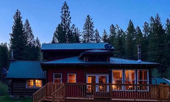 East Helena Cabina | NEW! Creekside Clancy Cabin in Helena Natl Forest!
