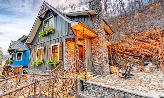 Gatlinburg Chalet De Esquí | New Creekside Escape w/ Private Hot Tub & Free Attraction Tickets