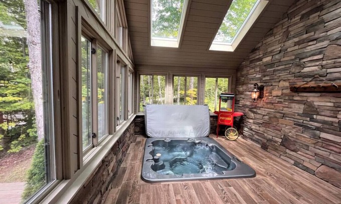 West Dover Chalet De Esquí | New! Custom Chalet minutes from Mt Snow w/ Hottub