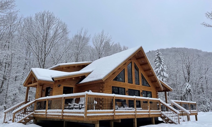 Searsburg Chalet De Esquí | New Custom Log Home 3BR, Loft, 2.5 Bath, Sleeps 8