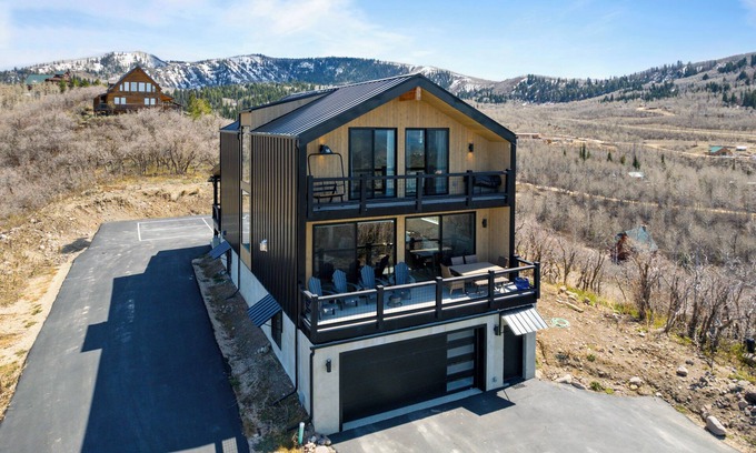 Timber Lakes Cabina | NEW! Custom Modern Mountain Retreat, Hot Tub, Pickleball Court, 360deg Views, Sleeps 18