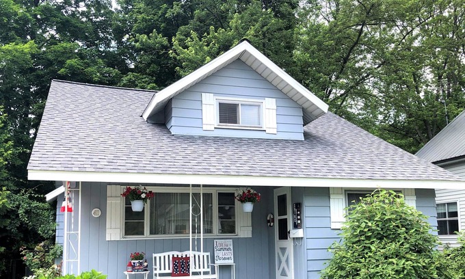 Ludington Cabaña | NEW Cute Cottage Walk to Beach/Downtown Ludington
