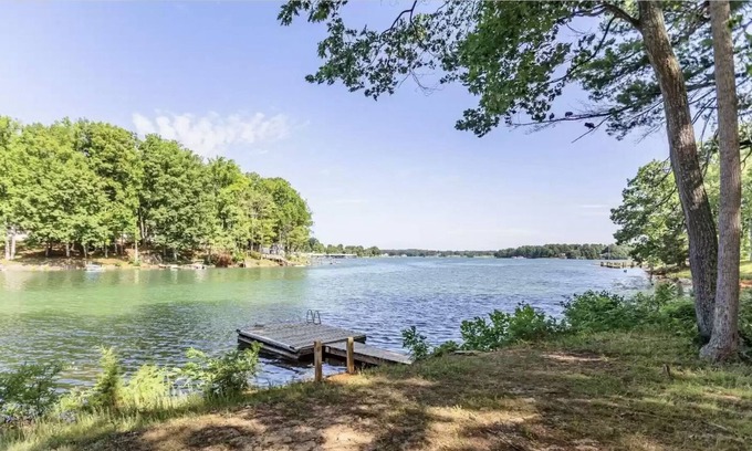 Penhook Casa | *NEW* Cute & simple SML retreat with wake-free cove & boat ramp within 100 yards