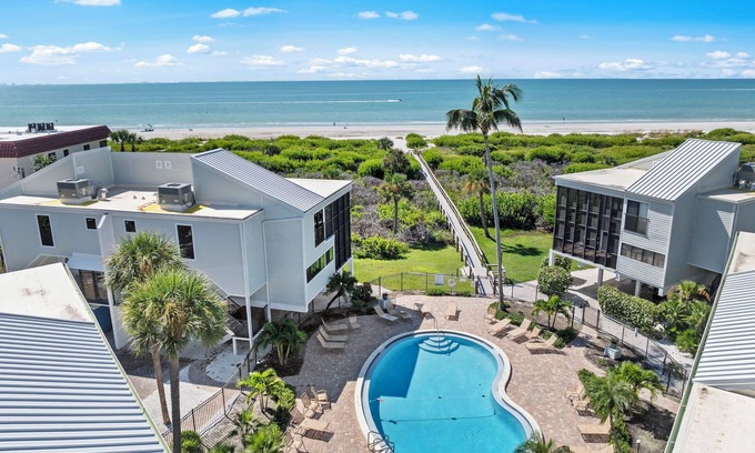 Sanibel Casa | New Cyprina #2 – a fully renovated luxury townhome on Sanibel’s East End. Enjoy coastal elegance, modern comfort, and breathtaking direct water views from every room in this stunning beach retreat.
