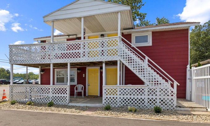 Monticello Apartamento | NEW! Dave's Last Resort Poolside-Comforting Cabin 2