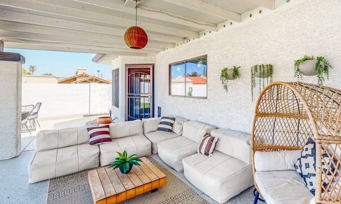Paradise Valley Village Casa | - NEW - Desert Daze Retreat - Mountain View’s, Pool & Private Backyard Oasis