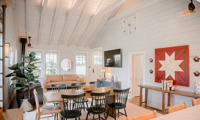 Clayton Cabina | New- Designer, 3/3 cottage, fenced yard d'town one street off Main