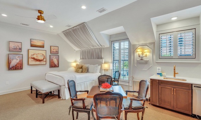 Hitch Village - Fred Wessels Homes Apartamento | New Designer Digs on Savannah's Riverfront by Lucky Savannah