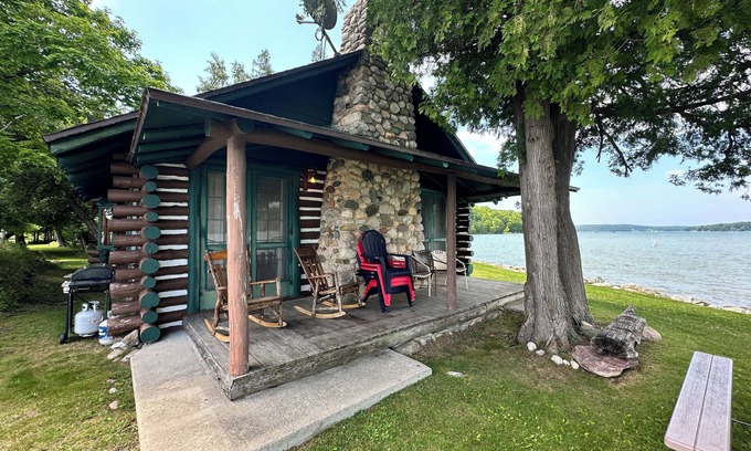 Boyne City Casa | *NEW* Desirable spot on Walloon Lake!! Friday to Friday
