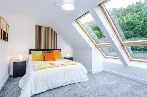 Rastrick Casa | NEW! Detached 4BR, Driveway Parking, Spacious