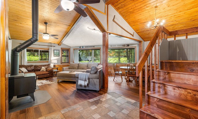 McCall Casa | New! Dew Drop Inn - Pet Friendly, 5-min walk to river access
