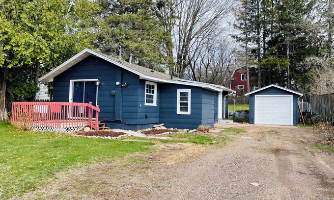 Spooner Cabina | NEW Dog and Family Friendly Cabin w/Fire Pit, Remodeled, Centrally Located