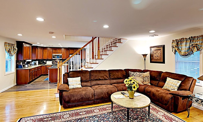 Hyannis Casa | Nueva casa de lujo, pasos para calentar las playas de Nantacket Sound, aire acondicionado, WiFi, ropa de cama inc.