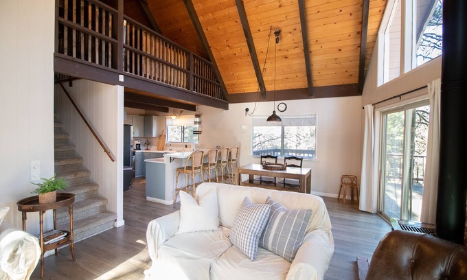 Arnold Cabina | *New* Dog friendly Classic A-frame Cabin with A/C