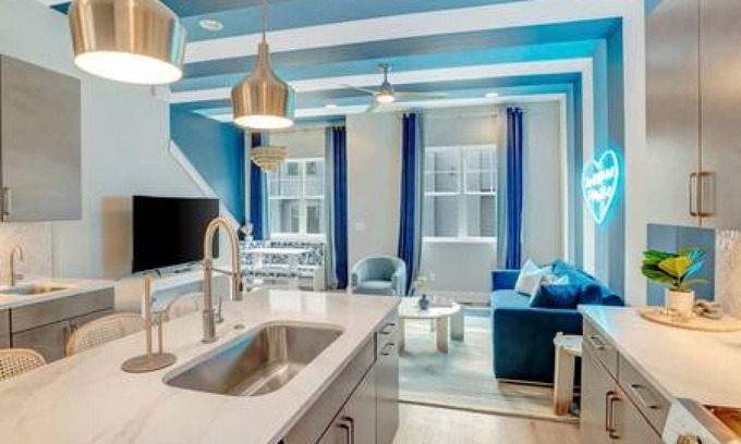 Katie Hill Neighborhood Casa | NEW Double Lux 26beds 2 Rooftop Views Free Parking