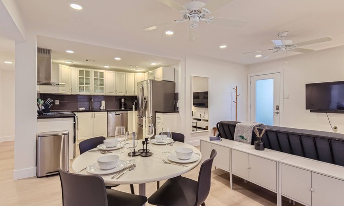West End Condominio | New Downtown Atx! 30 day plus! Sleeps 6!