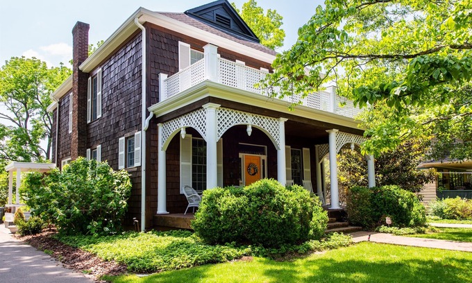 Versailles Casa | NEW Sunroom, Downtown, Horse Country, Fireplace LUX, Fully Loaded