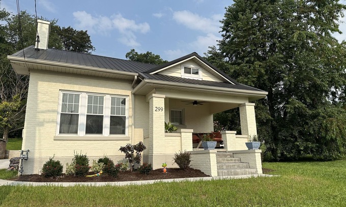 Irvine Casa | New Downtown Irvine 3/2 home w/king bed. Near Red River Gorge, Berea, Lex.