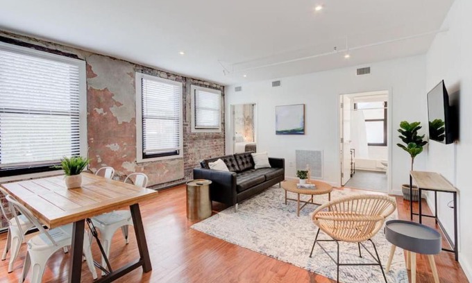 South Main Historic District Apartamento | New Downtown Loft Style Apartment Above Restaurant