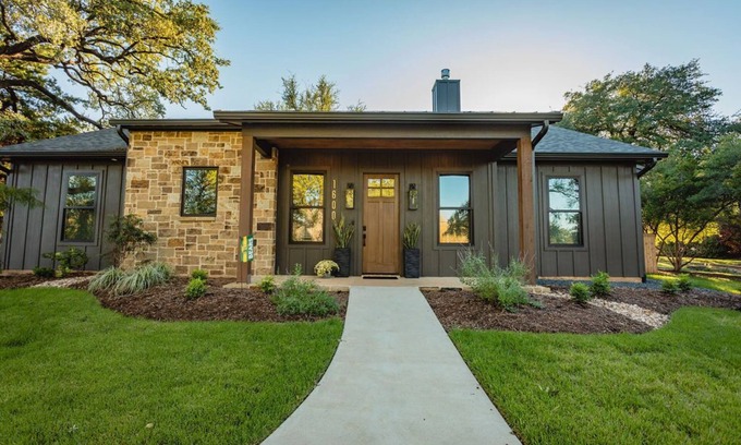 Waco Casa | New & Downtown! The Bear Claw