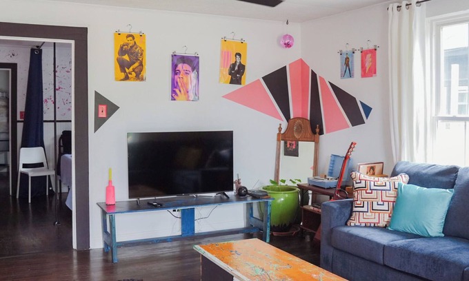 Tupelo Casa | NEW DOWNTOWN TUPELO- HOUND DOG BUNGALOW -ROCK-N-ROLL themed 1BR 1B Shotgun style