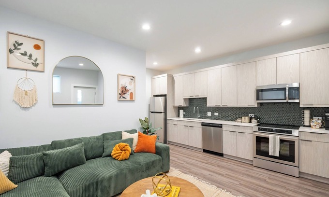 Woodlawn Apartamento | NEW Eco Stay by UChicago, Lakefront & Hyde Park!