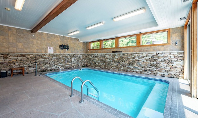McHenry Casa | New! Elegant Lakefront Lodge w/ Indoor Pool & Sauna