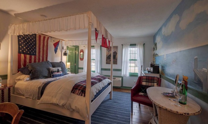 Stonington Apartamento | New England Hospitality at the Carriage House Mystic Vacation Rentals LLC