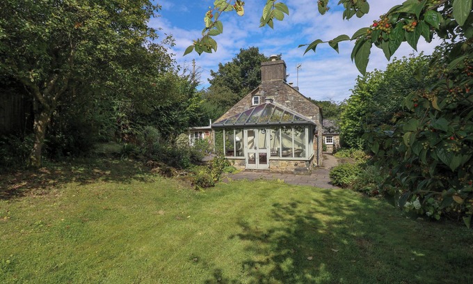 Newport Cabaña | NEW ENGLAND, pet friendly, with open fire in Newport, Pembrokeshire